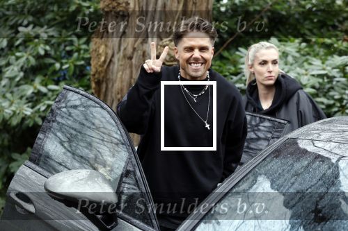 Hilversum 6 april 2023
Andre Hazes verlaat het pand van talpa/radio538 met Djarno Hofland Riccardo Klaverdijk Jaap Hilhorst en documentairemaakster Cheeru Mampaey.
Hij staat Aran Bade van RTL Boulevard te woord.