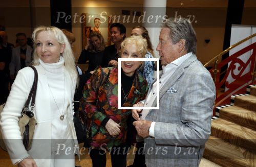 Zeist 26 maart 2023
Hans Kazan viert zijn 70e verjaardag en presenteert zijn boek. Ook krijgt hij een koninklijke onderscheiding in het Figi Theater/Hotel. Connie Vink en Annette Wijndom en Hans Kazan