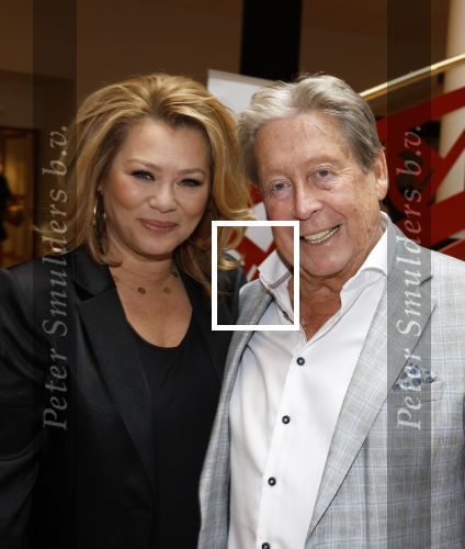 Zeist 26 maart 2023
Hans Kazan viert zijn 70e verjaardag en presenteert zijn boek. Ook krijgt hij een koninklijke onderscheiding in het Figi Theater/Hotel.Antje Monteiro en Hans