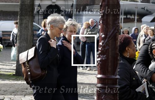 Amsterdam 15 april 2023
Herdenkingstdienst vooraf aan de begrafenis van Huub Oosterhuis in de Westertoren . Daarna gingen ze met de boot naar begraafplaats Zorgvlied.
Aanwezig oa Trijntje Oosterhuis met kinderen en partner Alvin Lewis , Tjeerd Oosterhuis en vrouw Edsilia Rombley met kinderen en moeder en de partner van Huub Oosterhuis . Benedicte Ficq met partner