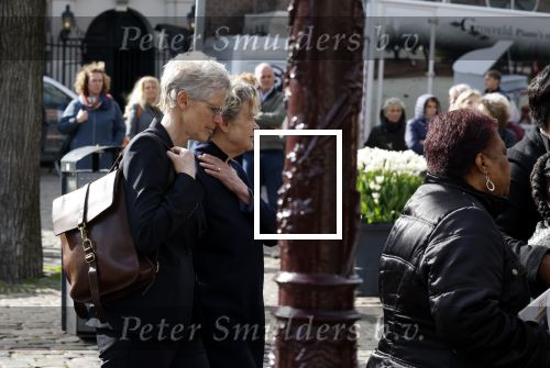 Amsterdam 15 april 2023
Herdenkingstdienst vooraf aan de begrafenis van Huub Oosterhuis in de Westertoren . Daarna gingen ze met de boot naar begraafplaats Zorgvlied.
Aanwezig oa Trijntje Oosterhuis met kinderen en partner Alvin Lewis , Tjeerd Oosterhuis en vrouw Edsilia Rombley met kinderen en moeder en de partner van Huub Oosterhuis . Benedicte Ficq met partner