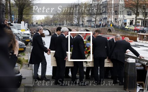Amsterdam 15 april 2023
Herdenkingstdienst vooraf aan de begrafenis van Huub Oosterhuis in de Westertoren . Daarna gingen ze met de boot naar begraafplaats Zorgvlied.
Aanwezig oa Trijntje Oosterhuis met kinderen en partner Alvin Lewis , Tjeerd Oosterhuis en vrouw Edsilia Rombley met kinderen en moeder en de partner van Huub Oosterhuis . Bergit Lewis