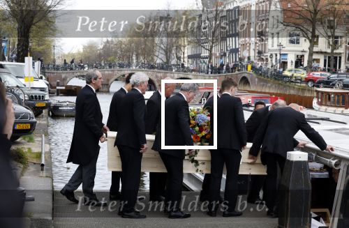 Amsterdam 15 april 2023
Herdenkingstdienst vooraf aan de begrafenis van Huub Oosterhuis in de Westertoren . Daarna gingen ze met de boot naar begraafplaats Zorgvlied.
Aanwezig oa Trijntje Oosterhuis met kinderen en partner Alvin Lewis , Tjeerd Oosterhuis en vrouw Edsilia Rombley met kinderen en moeder en de partner van Huub Oosterhuis . Bergit Lewis