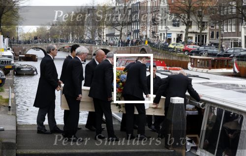 Amsterdam 15 april 2023
Herdenkingstdienst vooraf aan de begrafenis van Huub Oosterhuis in de Westertoren . Daarna gingen ze met de boot naar begraafplaats Zorgvlied.
Aanwezig oa Trijntje Oosterhuis met kinderen en partner Alvin Lewis , Tjeerd Oosterhuis en vrouw Edsilia Rombley met kinderen en moeder en de partner van Huub Oosterhuis . Bergit Lewis