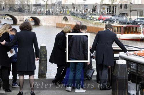 Amsterdam 15 april 2023
Herdenkingstdienst vooraf aan de begrafenis van Huub Oosterhuis in de Westertoren . Daarna gingen ze met de boot naar begraafplaats Zorgvlied.
Aanwezig oa Trijntje Oosterhuis met kinderen en partner Alvin Lewis , Tjeerd Oosterhuis en vrouw Edsilia Rombley met kinderen en moeder en de partner van Huub Oosterhuis . Bergit Lewis
