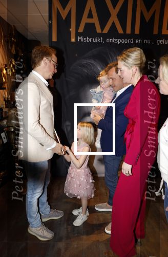 Noordwijk 30 maart 2023
Boekpresentatie Maxime Meiland in de winkel van haar zus Montana.
Verder Aanwezig Martien Meiland Erica Meiland en haar man Leroy Molkenboer en hun kinderen Claire en Vive. Ook de schrijver van het boek Jan Dijkgraaf.