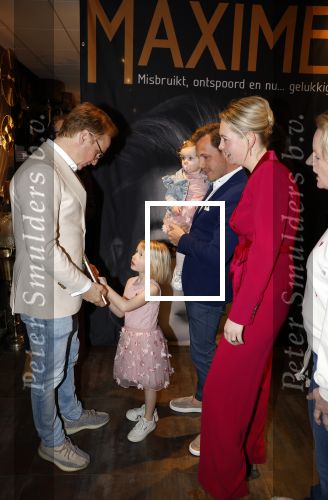 Noordwijk 30 maart 2023
Boekpresentatie Maxime Meiland in de winkel van haar zus Montana.
Verder Aanwezig Martien Meiland Erica Meiland en haar man Leroy Molkenboer en hun kinderen Claire en Vive. Ook de schrijver van het boek Jan Dijkgraaf.
