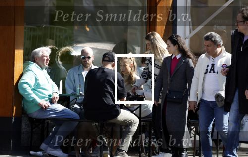 Amsterdam 8 april 2023
Davy Klaassen met zijn vriendin en vrienden op terras in Amsterdam zuid.