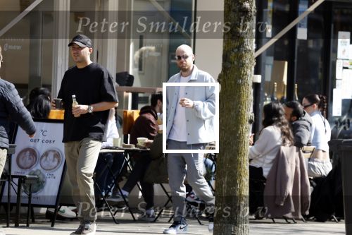 Amsterdam 8 april 2023
Davy Klaassen met zijn vriendin en vrienden op terras in Amsterdam zuid.