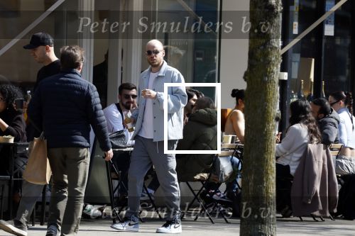 Amsterdam 8 april 2023
Davy Klaassen met zijn vriendin en vrienden op terras in Amsterdam zuid.
