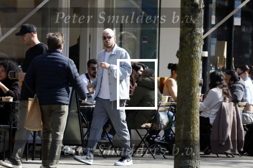 Amsterdam 8 april 2023
Davy Klaassen met zijn vriendin en vrienden op terras in Amsterdam zuid.
