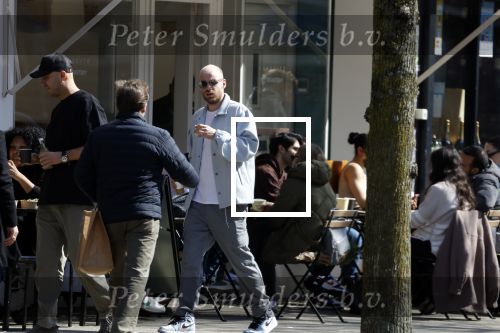 Amsterdam 8 april 2023
Davy Klaassen met zijn vriendin en vrienden op terras in Amsterdam zuid.