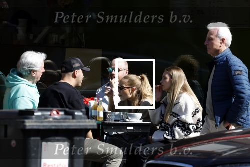 Amsterdam 8 april 2023
Davy Klaassen met zijn vriendin en vrienden op terras in Amsterdam zuid.