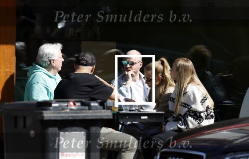 Amsterdam 8 april 2023
Davy Klaassen met zijn vriendin en vrienden op terras in Amsterdam zuid.