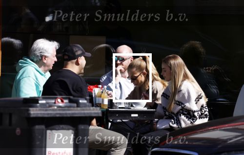 Amsterdam 8 april 2023
Davy Klaassen met zijn vriendin en vrienden op terras in Amsterdam zuid.