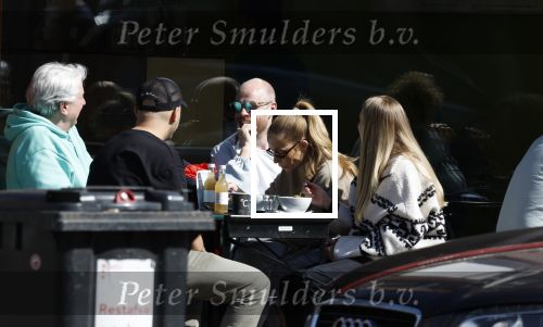 Amsterdam 8 april 2023
Davy Klaassen met zijn vriendin en vrienden op terras in Amsterdam zuid.