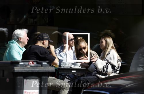 Amsterdam 8 april 2023
Davy Klaassen met zijn vriendin en vrienden op terras in Amsterdam zuid.