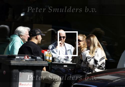 Amsterdam 8 april 2023
Davy Klaassen met zijn vriendin en vrienden op terras in Amsterdam zuid.