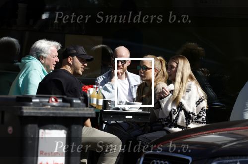 Amsterdam 8 april 2023
Davy Klaassen met zijn vriendin en vrienden op terras in Amsterdam zuid.