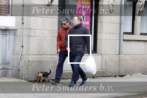 Amsterdam 15 april 2023
Gerard Spong met partner en hondje op straat in Amsterdam zuid.