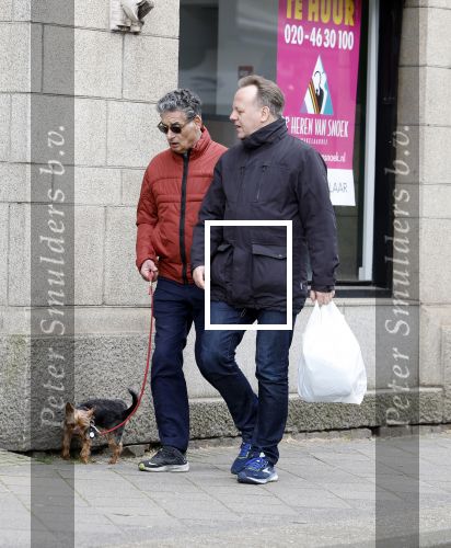 Amsterdam 15 april 2023
Gerard Spong met partner en hondje op straat in Amsterdam zuid.