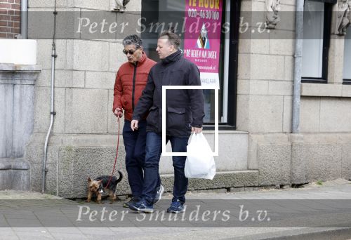 Amsterdam 15 april 2023
Gerard Spong met partner en hondje op straat in Amsterdam zuid.