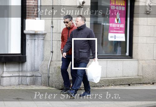 Amsterdam 15 april 2023
Gerard Spong met partner en hondje op straat in Amsterdam zuid.