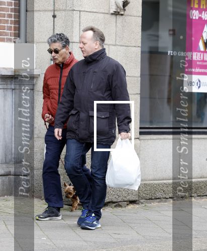 Amsterdam 15 april 2023
Gerard Spong met partner en hondje op straat in Amsterdam zuid.