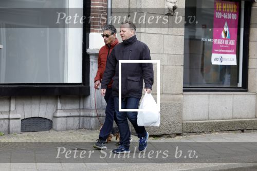 Amsterdam 15 april 2023
Gerard Spong met partner en hondje op straat in Amsterdam zuid.