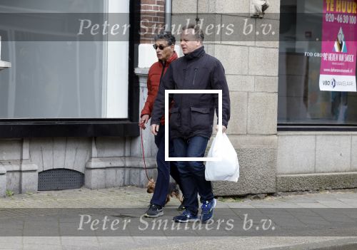 Amsterdam 15 april 2023
Gerard Spong met partner en hondje op straat in Amsterdam zuid.