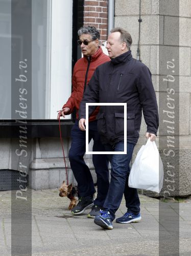 Amsterdam 15 april 2023
Gerard Spong met partner en hondje op straat in Amsterdam zuid.