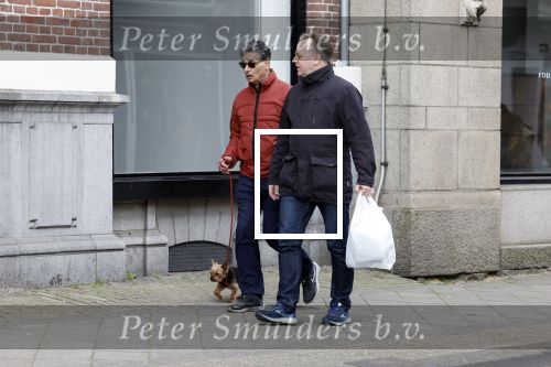Amsterdam 15 april 2023
Gerard Spong met partner en hondje op straat in Amsterdam zuid.