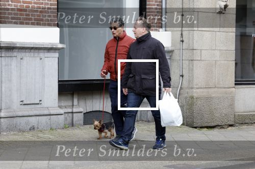 Amsterdam 15 april 2023
Gerard Spong met partner en hondje op straat in Amsterdam zuid.