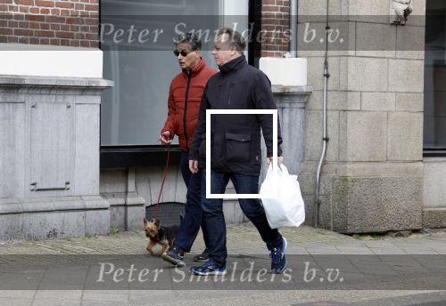 Amsterdam 15 april 2023
Gerard Spong met partner en hondje op straat in Amsterdam zuid.