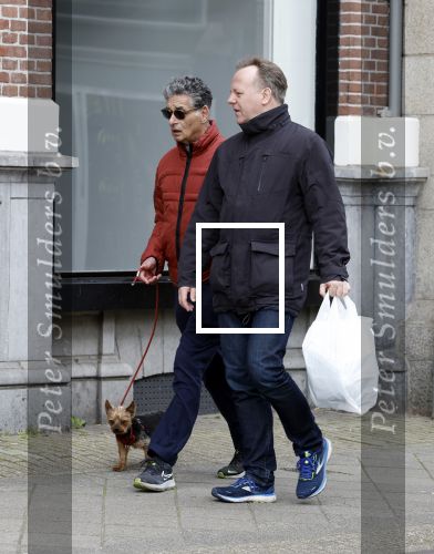 Amsterdam 15 april 2023
Gerard Spong met partner en hondje op straat in Amsterdam zuid.