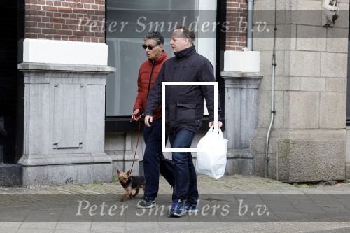 Amsterdam 15 april 2023
Gerard Spong met partner en hondje op straat in Amsterdam zuid.