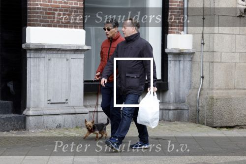 Amsterdam 15 april 2023
Gerard Spong met partner en hondje op straat in Amsterdam zuid.