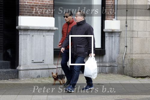 Amsterdam 15 april 2023
Gerard Spong met partner en hondje op straat in Amsterdam zuid.