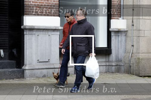 Amsterdam 15 april 2023
Gerard Spong met partner en hondje op straat in Amsterdam zuid.