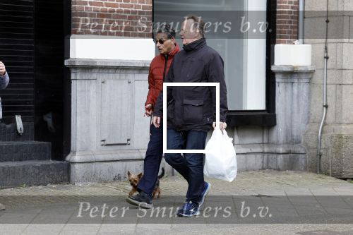 Amsterdam 15 april 2023
Gerard Spong met partner en hondje op straat in Amsterdam zuid.