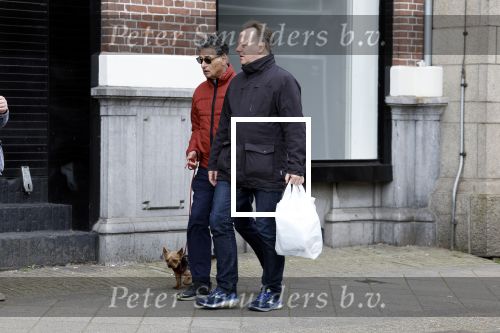 Amsterdam 15 april 2023
Gerard Spong met partner en hondje op straat in Amsterdam zuid.