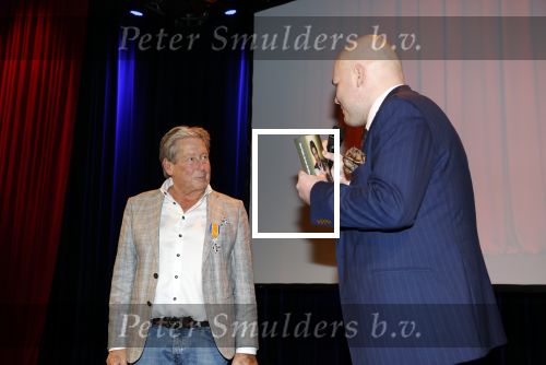 Zeist 26 maart 2023
Hans Kazan viert zijn 70e verjaardag en presenteert zijn boek. Ook krijgt hij een koninklijke onderscheiding in het Figi Theater/Hotel. hans en de schrijver van het boek Michel v Zeist