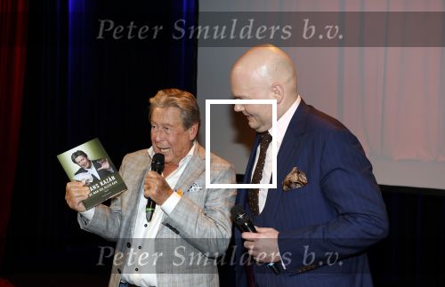 Zeist 26 maart 2023
Hans Kazan viert zijn 70e verjaardag en presenteert zijn boek. Ook krijgt hij een koninklijke onderscheiding in het Figi Theater/Hotel. hans en de schrijver van het boek Michel v Zeist