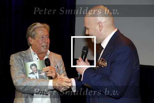 Zeist 26 maart 2023
Hans Kazan viert zijn 70e verjaardag en presenteert zijn boek. Ook krijgt hij een koninklijke onderscheiding in het Figi Theater/Hotel. hans en de schrijver van het boek Michel v Zeist