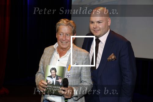 Zeist 26 maart 2023
Hans Kazan viert zijn 70e verjaardag en presenteert zijn boek. Ook krijgt hij een koninklijke onderscheiding in het Figi Theater/Hotel. hans en de schrijver van het boek Michel v Zeist
