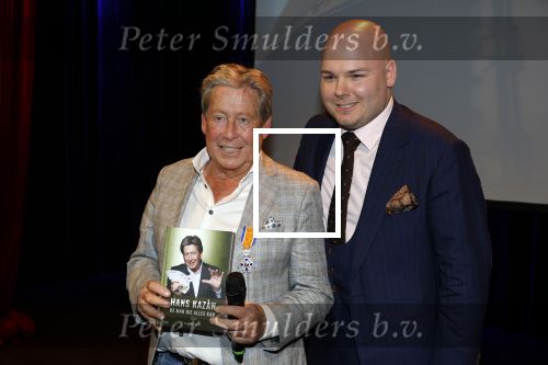 Zeist 26 maart 2023
Hans Kazan viert zijn 70e verjaardag en presenteert zijn boek. Ook krijgt hij een koninklijke onderscheiding in het Figi Theater/Hotel. hans en de schrijver van het boek Michel v Zeist