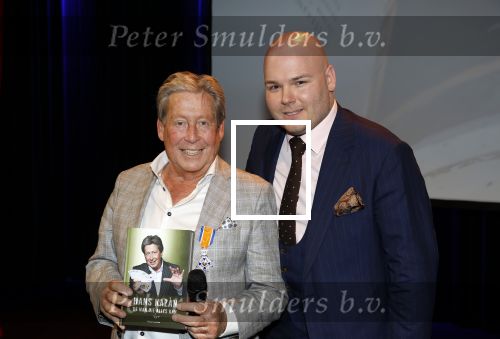 Zeist 26 maart 2023
Hans Kazan viert zijn 70e verjaardag en presenteert zijn boek. Ook krijgt hij een koninklijke onderscheiding in het Figi Theater/Hotel. hans en de schrijver van het boek Michel v Zeist