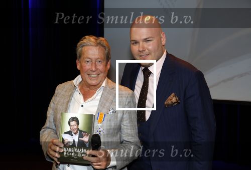 Zeist 26 maart 2023
Hans Kazan viert zijn 70e verjaardag en presenteert zijn boek. Ook krijgt hij een koninklijke onderscheiding in het Figi Theater/Hotel. hans en de schrijver van het boek Michel v Zeist
