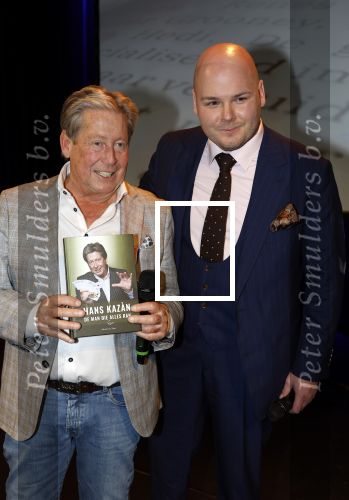 Zeist 26 maart 2023
Hans Kazan viert zijn 70e verjaardag en presenteert zijn boek. Ook krijgt hij een koninklijke onderscheiding in het Figi Theater/Hotel. hans en de schrijver van het boek Michel v Zeist