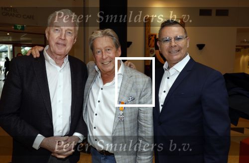 Zeist 26 maart 2023
Hans Kazan viert zijn 70e verjaardag en presenteert zijn boek. Ook krijgt hij een koninklijke onderscheiding in het Figi Theater/Hotel. hans Kazan  en Andre v Duin met partner